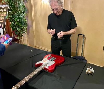 Gary-Puckett-sings-guitar for Cancer Research
